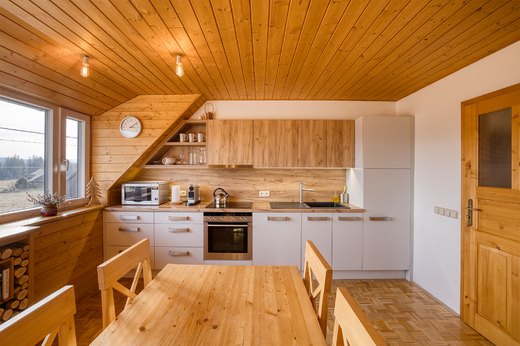 Apartmán Vyhlídka, jídelní stůl s kuchyní